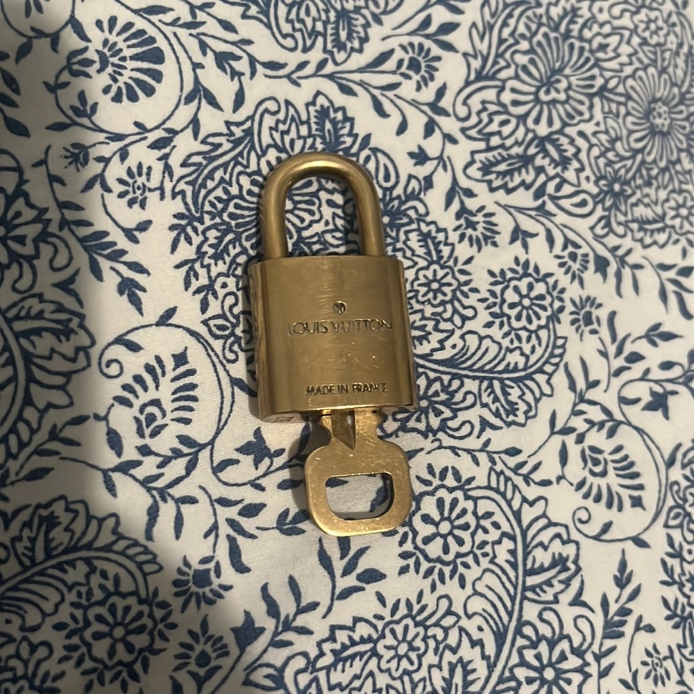 Louis Vuitton Lock and key #302 - Picture 2 of 3